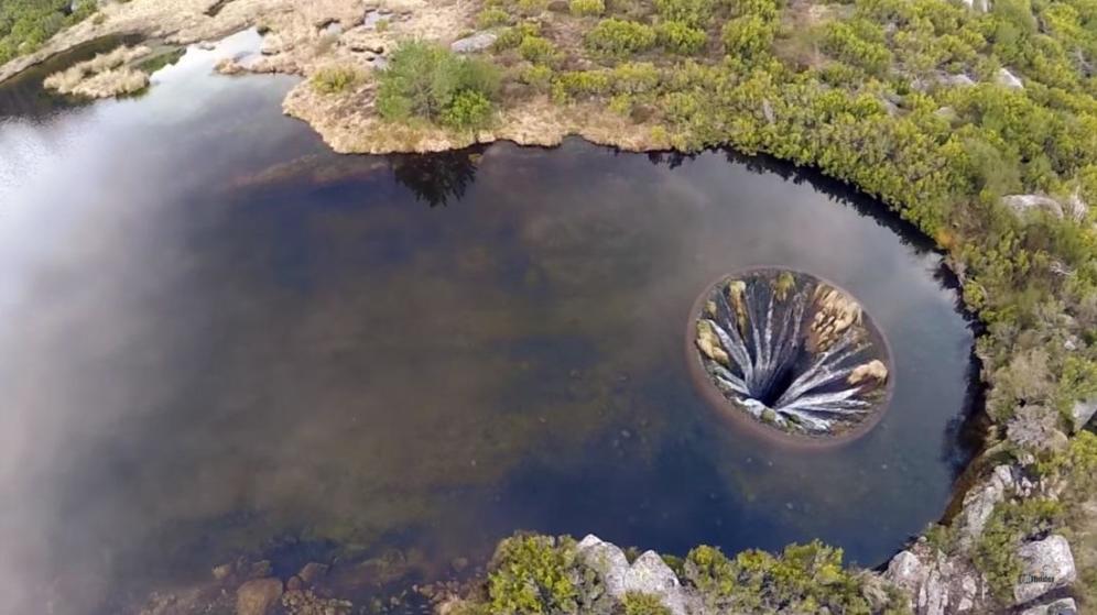 Водопад внутри озера в Португалии – рукотворное чудо, вызывающее трепет