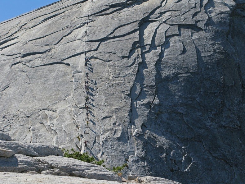 Рельеф скалы. Гранитная скала Хаф-Доум. Вершины скалы Хаф-Доум. Гранитная скала half Dome. Гранитная скала half Dome в Йосемитском национальном парке (в Калифорнии).